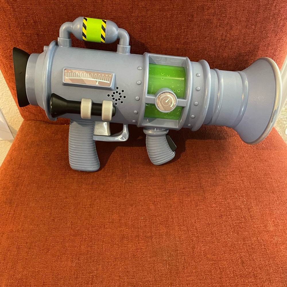 Minion toy gun
